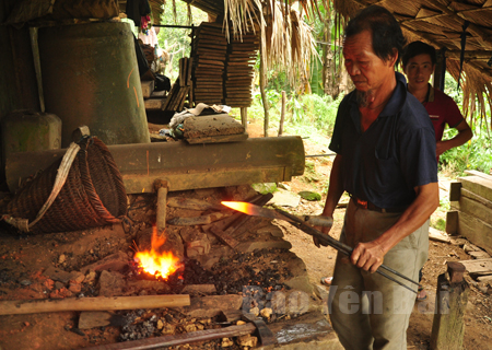 Lò rèn của ông Sùng Nhà Páo thôn 1, xã Nà Hẩu (Văn Yên) sản xuất nông cụ chất lượng phục vụ bà con trong vùng.